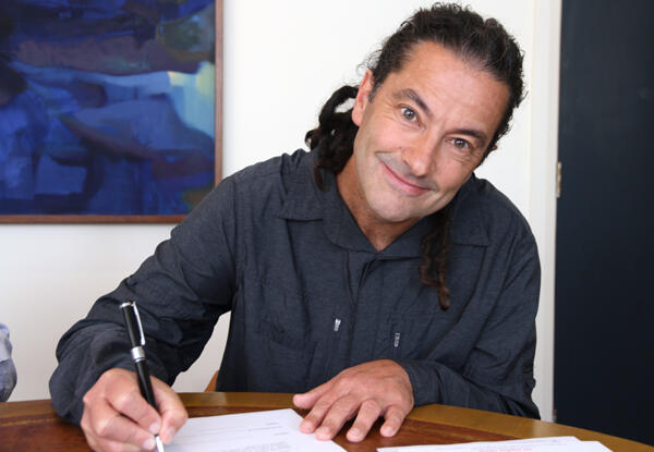 Wellington's new Anglican Bishop, Justin Duckworth, signs his formal acceptance of his new task. Wellington's new Anglican Bishop, Justin Duckworth, signs his formal acceptance of his new task.