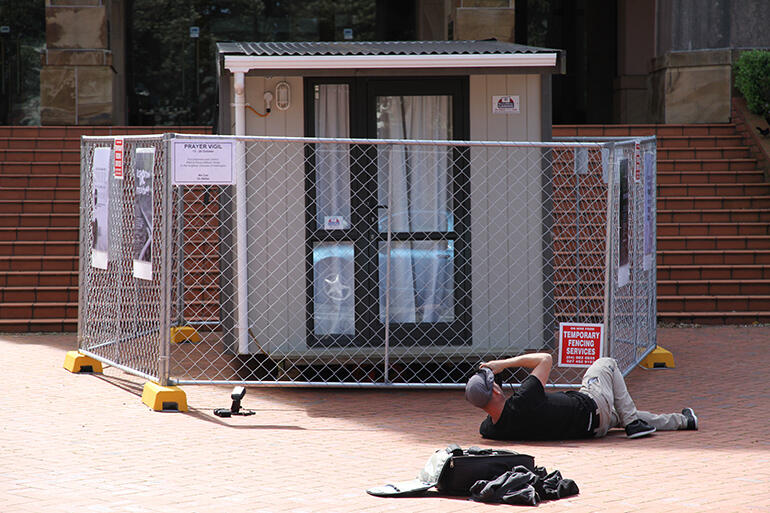 Overwhelming curiosity - a photographer from the Dompost gets the lowdown on the bishop's cell.