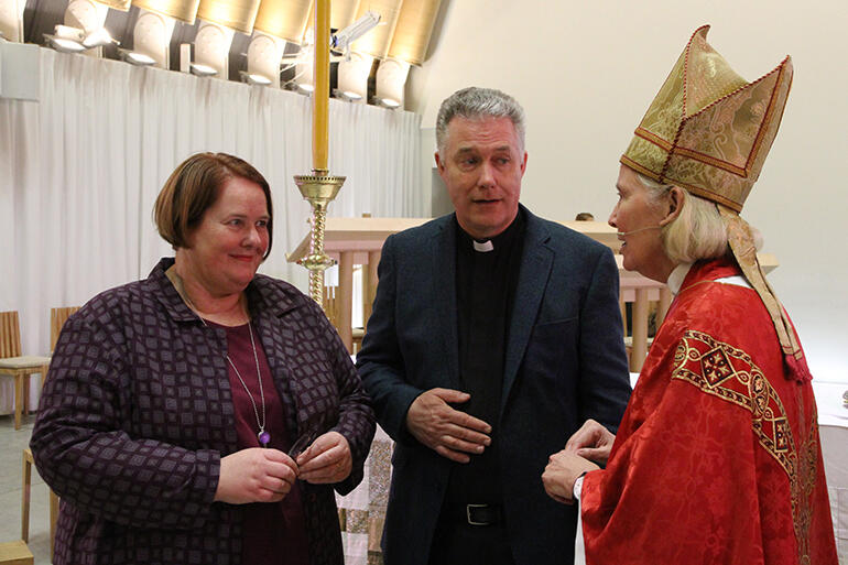 Mrs Elizabeth Kimberley and the new dean chatting with Bishop Victoria. Mrs Elizabeth Kimberley and the new dean chatting with Bishop Victoria.