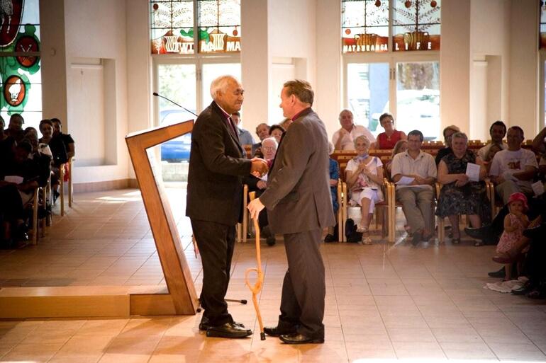 Bishop Ben Te Haara, retired Pihopa o te Tai Tokerau, presented Bishop John with a carved tokotoko, or ceremonial walking stick.