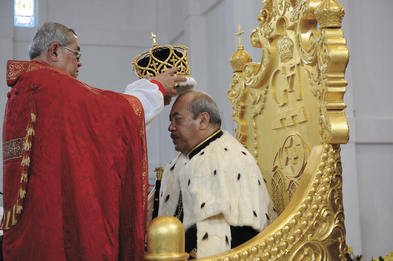 Archbishop Jabez places the crown on Tonga's new King. Archbishop Jabez places the crown on Tonga's new King.