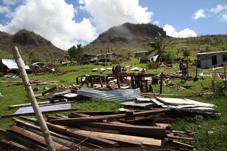 Mania munted, 4. The people are standing where Simione Ravu's house once stood. Mania munted, 4. The people are standing where Simione Ravu's house once stood.