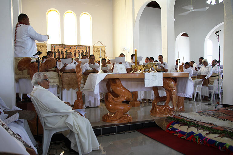 Choir Master Lainolo Leveni conducting the combined archdeaconry choir at the Saturday morning dedication.