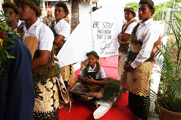 On Saturday the gospel was brought in by Siale Aholahi, the sailor on the catamaran, which was raised on the shoulders of his schoolmates.