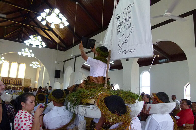 The gospel sailors near their destination in the centre of the church. Peter Poulsen photo.