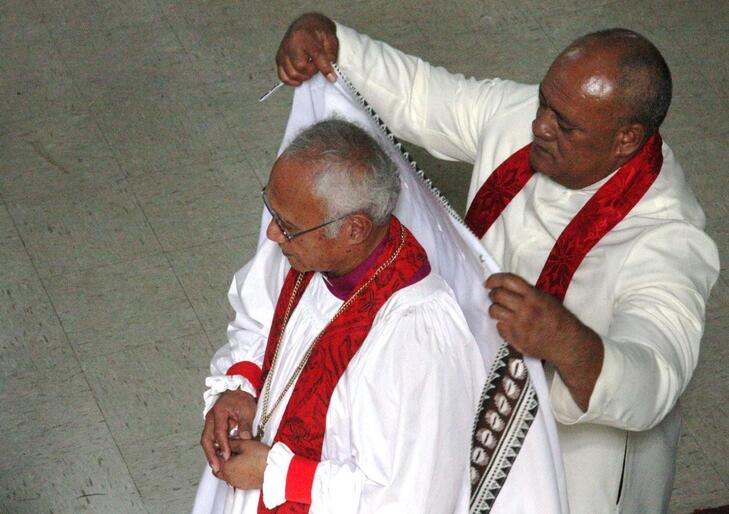 Archdeacobn Tui Finau of Tonga drapes the cope over Bishop Winston's shoulders. Archdeacobn Tui Finau of Tonga drapes the cope over Bishop Winston's shoulders.