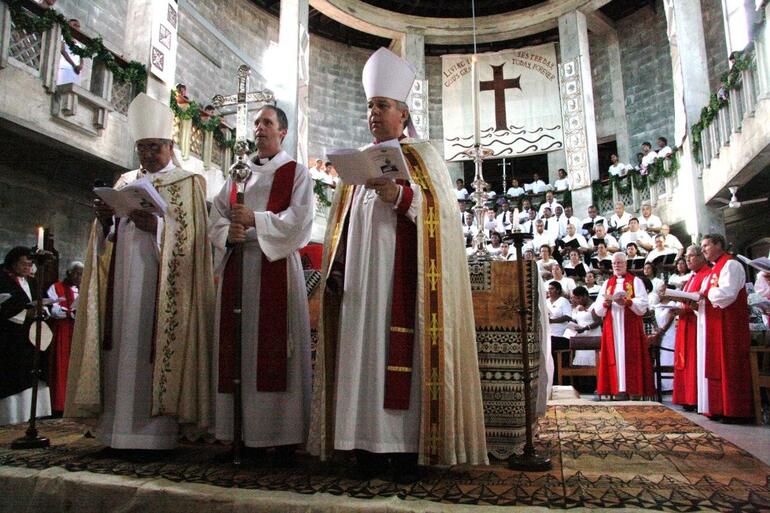 The installation service begins. The massed choir sat on special tiered scaffolding seats behind the altar. The installation service begins. The massed choir sat on special tiered scaffolding seats behind the altar.