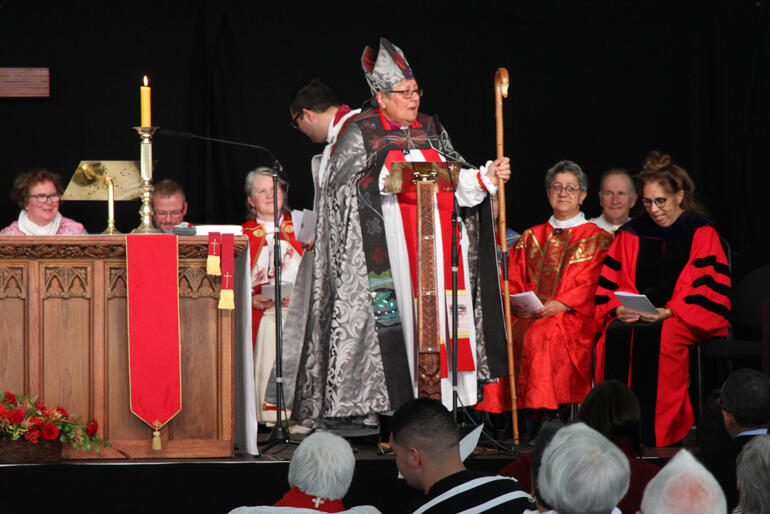 Bishop Waitohiariki stands ready to give her first blessing as bishop. Bishop Waitohiariki stands ready to give her first blessing as bishop.