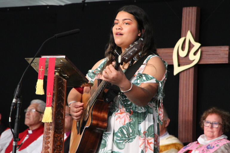 Pounamu Wharehinga from Tairāwhiti sings 'Hareruia.'