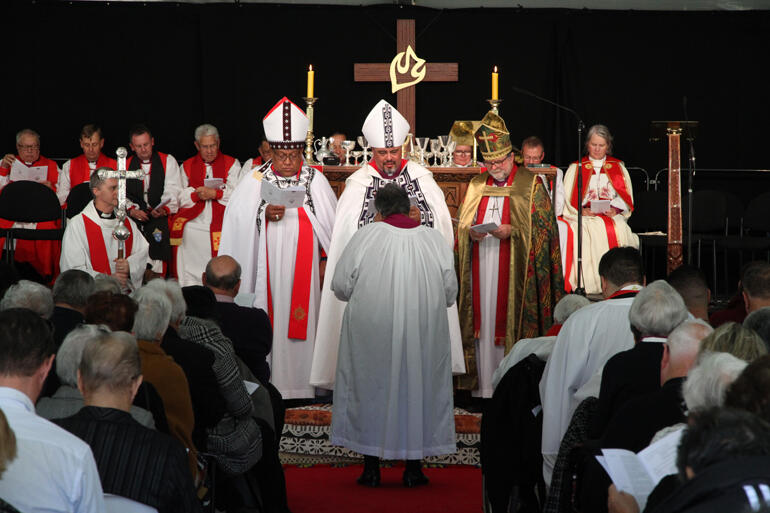 Waitohiariki Quayle stands before the archbishops ready to commit herself to the role of bishop. Waitohiariki Quayle stands before the archbishops ready to commit herself to the role of bishop.