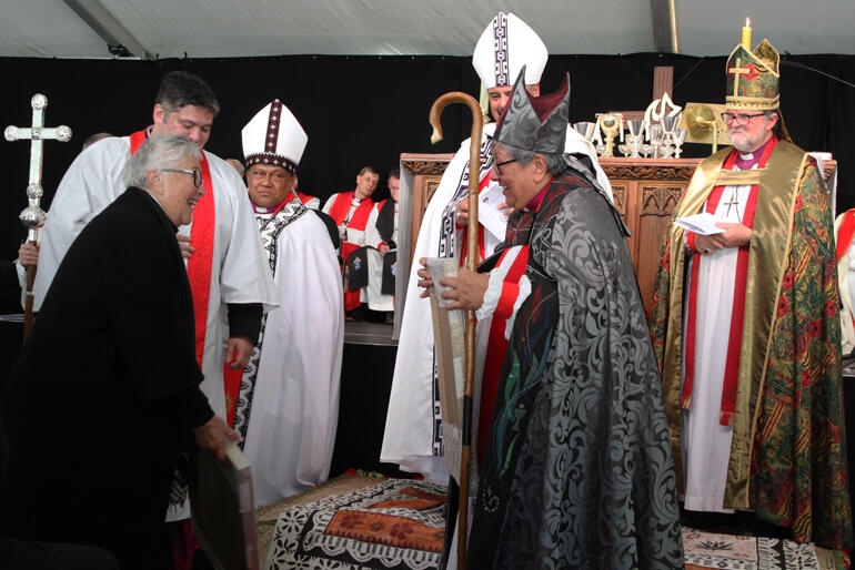 Whaea Mihi Turei presents Bishop Waitohiariki gifts from Te Kāhui Wāhine o Te Pīhopatanga o Aotearoa.
