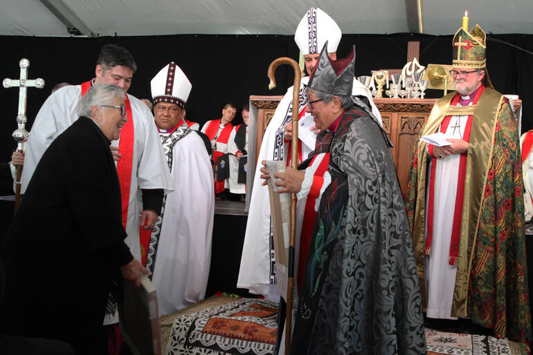 Whaea Mihi Turei presents Bishop Waitohiariki gifts from Te Kāhui Wāhine o Te Pīhopatanga o Aotearoa. Whaea Mihi Turei presents Bishop Waitohiariki gifts from Te Kāhui Wāhine o Te Pīhopatanga o Aotearoa.