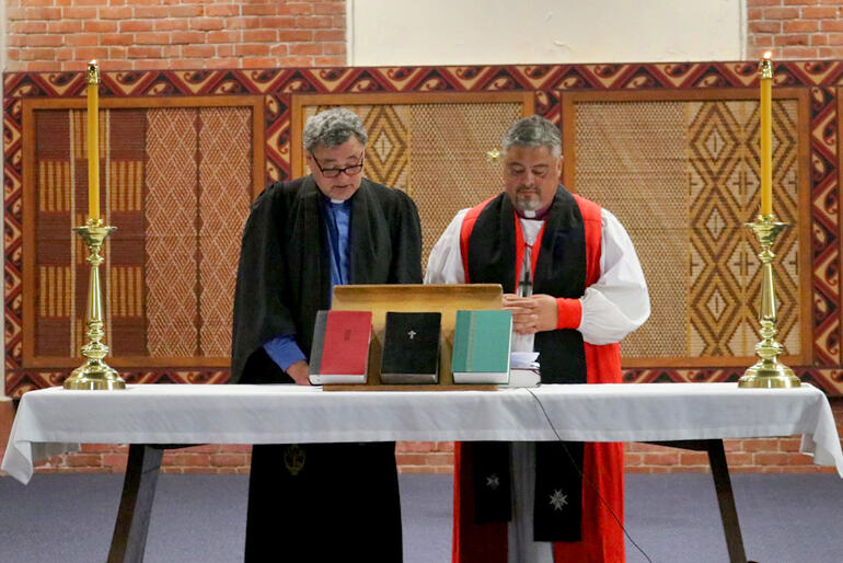 Rev Dr Wayne Te Kaawa and Archbishop Don Tamihere bless the new Diglot Bibles at the January launch in Gisborne.