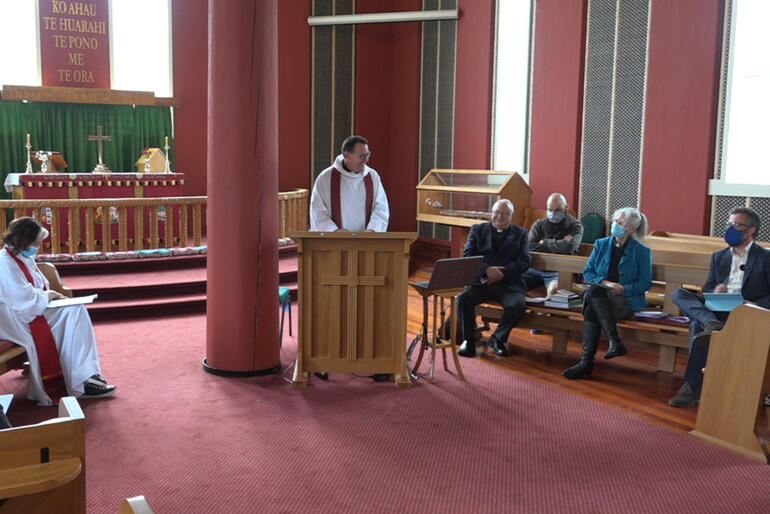 Ōtaki Co-vicar Rev Simon Falconer introduces L-R: Rev Dr Rangi Nicholson, Rev Māmari Stephens & Dr Samuel Carpenter. Ōtaki Co-vicar Rev Simon Falconer introduces L-R: Rev Dr Rangi Nicholson, Rev Māmari Stephens & Dr Samuel Carpenter.