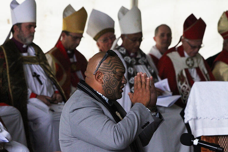 Minita from other hahi came. Seen here: Rikirangi Gage, from the Ringatu church, praying the waiata whakamoemiti.