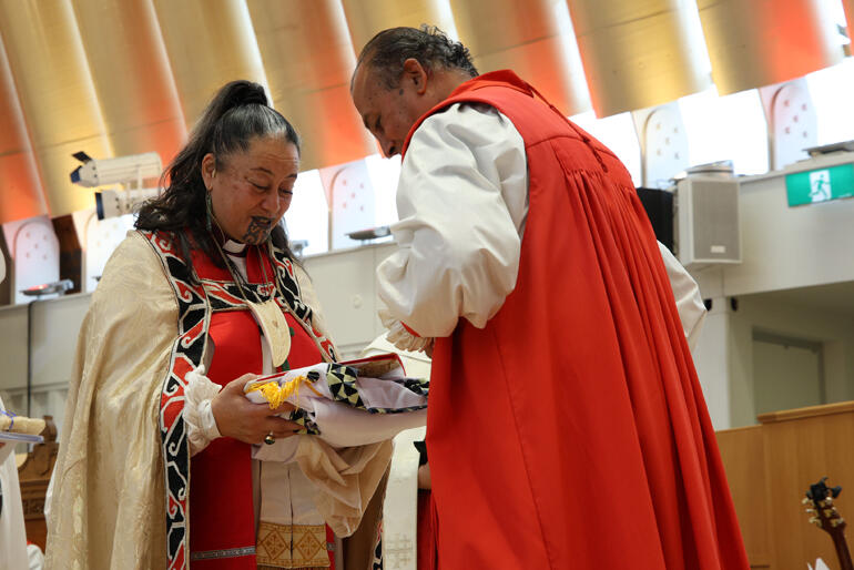 Bishop Gabriel Sharma presents Pasifika vestments to Susan from the Diocese of Polynesia.
