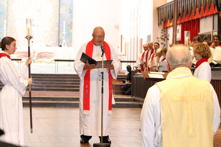 Rev Dr Rangi Nicholson reads the gospel in te reo Māori, sharing the story of Jesus washing his disciples' feet. 