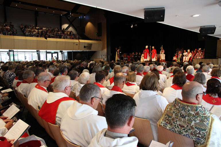 1000 people listen in as the archbishops lead worship.