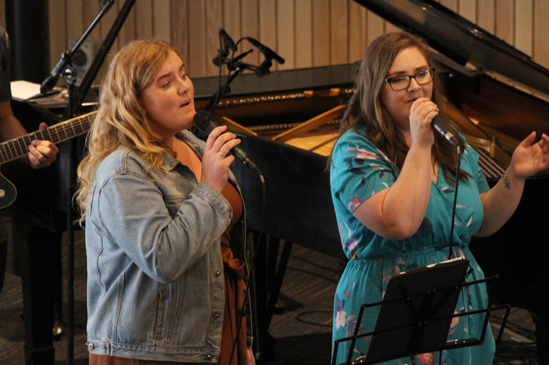 Jasmine Peate-Garratt & Amber Brown sing, backed by Guy Cowan, Paul Hegglun, Emma & Phil Parkes & Lukas Thielman. Jasmine Peate-Garratt & Amber Brown sing, backed by Guy Cowan, Paul Hegglun, Emma & Phil Parkes & Lukas Thielman.