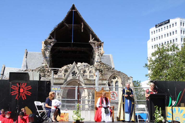 Mayor of Christchurch Lianne Dalziel thanks Bishop Peter for choosing to be installed in Cathedral Square. Mayor of Christchurch Lianne Dalziel thanks Bishop Peter for choosing to be installed in Cathedral Square.