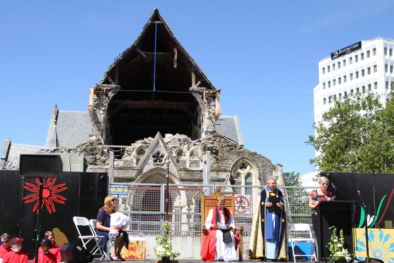 Mayor of Christchurch Lianne Dalziel thanks Bishop Peter for choosing to be installed in Cathedral Square.