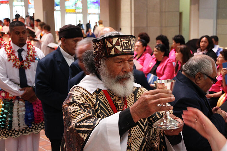 Fr Iloa Tuineau, who served for many years in Fiji with the Diocese of Polynesia, makes his communion.