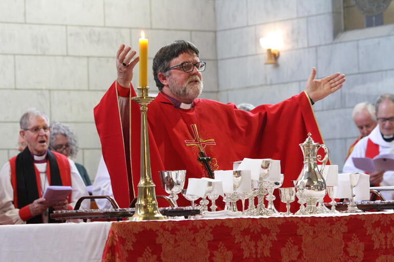 Archbishop Philip invites the congregation to lift up their hearts. Archbishop Philip invites the congregation to lift up their hearts.