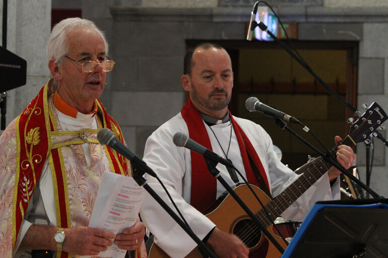 Rev Dr Graham O'Brien and Dean Mike Hawke lead the Peruvian Gloria. Rev Dr Graham O'Brien and Dean Mike Hawke lead the Peruvian Gloria.