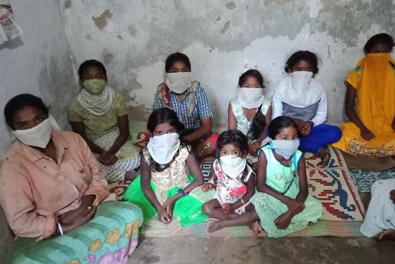 Indigenous women from the Indian state of Tamil Nadu teach girls from their community to prevent Covid-19 spread using facemasks.