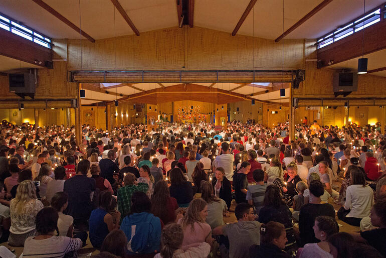 Summer crowds celebrate the liturgy of the light in the Church of the Resurrection at Taizé August 2018. Photo: CC BY-SA Christian Pulfrich.